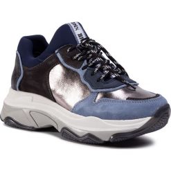 Sneakersy BRONX - 66167C-CP Retro Blue/Asphalt/Gunmetal 3413. Niebieskie półbuty damskie Bronx, bez wzorów, z zamszu, retro, bez obcasa, bez zapięcia. Za 599,00 zł.