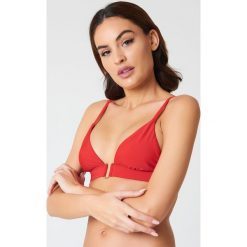 NA-KD Swimwear Góra od bikini z metalową sprzączką - Red. Czerwone bikini marki NA-KD Swimwear. Za 100,95 zł.