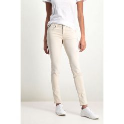 Dżinsy - Slim fit - w kolorze kremowym. Białe jeansy damskie Garcia, l, w paski. W wyprzedaży za 109,95 zł.