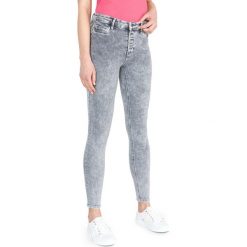 Guess 1981 Dżinsy Szary. Szare jeansy damskie Guess, z aplikacjami, z elastanu. Za 395,95 zł.