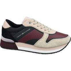 Tommy Hilfiger Active City Sneaker FW0FW04304-674. Czerwone półbuty damskie TOMMY HILFIGER, bez wzorów, ze skóry, bez obcasa, bez zapięcia. W wyprzedaży za 419,99 zł.
