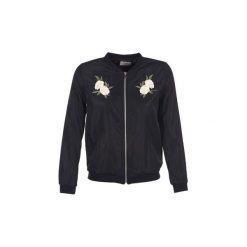 Kurtki krótkie Betty London FIADILA. Czarne kurtki damskie Betty London, s, bez wzorów, krótkie, bez kaptura. W wyprzedaży za 129,35 zł.