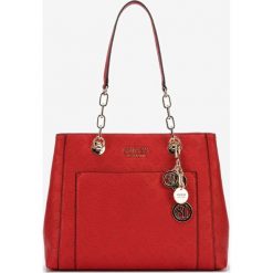 Guess Ilenia Torebka Czerwony. Czerwone torebki klasyczne damskie Guess, z aplikacjami, z materiału, bez dodatków. Za 654,95 zł.