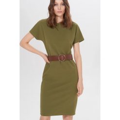 Dopasowana sukienka z paskiem - Khaki. Brązowe sukienki damskie Mohito, s, bez wzorów, bez kołnierzyka, bez rękawów, dopasowane. Za 99,99 zł.