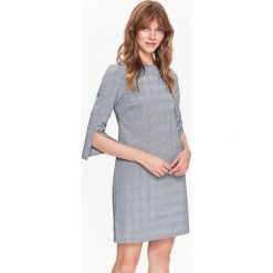 Sukienka damska w kratę, z ozdobnym rękawem. Szare sukienki damskie Top Secret, na lato, bez wzorów, z tkaniny, eleganckie, z dekoltem na plecach, z krótkim rękawem, krótkie, mini. W wyprzedaży za 69,99 zł.