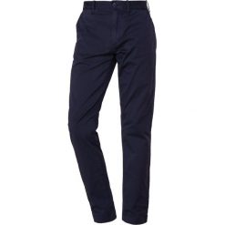J.CREW Chinosy navy. Niebieskie spodnie męskie marki J.CREW, m, bez wzorów, z elastanu. Za 349,00 zł.