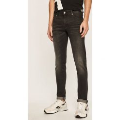 Armani Exchange - Jeansy J14. Czarne jeansy męskie Armani Exchange, bez wzorów. W wyprzedaży za 449,90 zł.