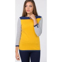 Kolorowy sweter. Szare swetry klasyczne damskie marki Monnari, w kolorowe wzory, z bawełny. Za 71,60 zł.