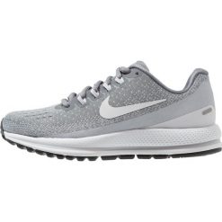 Nike Performance WMNS AIR ZOOM VOMERO 13 Obuwie do biegania treningowe cool grey/pure platinum/wolf grey/white. Szare buty do biegania damskie marki Nike Performance, z materiału. Za 589,00 zł.