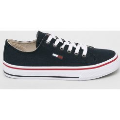 Tommy Jeans - Tenisówki. Trampki i tenisówki damskie Tommy Jeans, bez wzorów, z jeansu, na sznurówki. W wyprzedaży za 239,90 zł.
