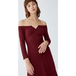 Sukienka mini z prążkowanego materiału. Brązowe sukienki dzianinowe marki Pull&Bear, mini. Za 69,90 zł.