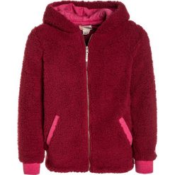 Roxy SHARE NEW WORDS Kurtka z polaru red. Czerwone kurtki chłopięce marki Roxy, z materiału. W wyprzedaży za 186,75 zł.