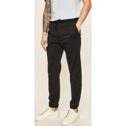 Calvin Klein - Spodnie. Niebieskie spodnie męskie Calvin Klein, na co dzień, bez wzorów, z elastanu. Za 649,90 zł.