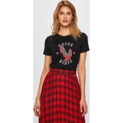 Guess Jeans - Top. Białe bluzki damskie Guess Jeans, s, z nadrukiem, z bawełny, z okrągłym kołnierzem, z krótkim rękawem. Za 259,90 zł.