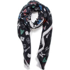 Chusta KARL LAGERFELD - Allover Pins Scarf 86KW3310 Black 999. Czarne chusty damskie KARL LAGERFELD, z kaszmiru. Za 429,00 zł.