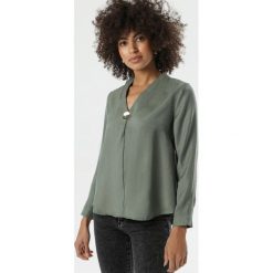 Ciemnozielona Koszula Repetitive. Zielone bluzki damskie Born2be, s, z aplikacjami, z jeansu, eleganckie, z okrągłym kołnierzem. Za 129,99 zł.