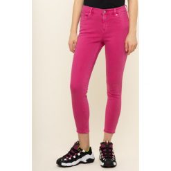 Jeansy Skinny Fit Tommy Jeans Nora Mid Rise DW0DW07515. Różowe jeansy damskie Tommy Jeans. W wyprzedaży za 349,00 zł.