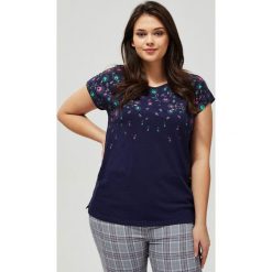 T-shirt z nadrukiem. Niebieskie bluzki damskie Moodo, z nadrukiem, z bawełny, klasyczne, z okrągłym kołnierzem. Za 29,99 zł.