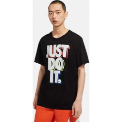 Nike Koszulka Czarny. Czarne podkoszulki męskie Nike, s, z nadrukiem, z bawełny, bez kołnierzyka, z krótkim rękawem, krótkie. Za 85,95 zł.