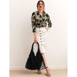 Spódnica z guzikami. Białe spódniczki damskie Top Secret, na co dzień, na lato, bez wzorów, z tkaniny, eleganckie, midi, ołówkowe. W wyprzedaży za 49,99 zł.