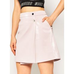 Spódnica trapezowa Guess Halah W01D20 WCKC0. Czarne spódniczki damskie Guess, s, z aplikacjami, mini, trapezowe. W wyprzedaży za 259,00 zł.