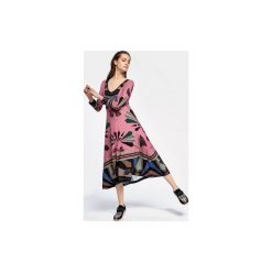 SUKIENKA ĆMA PINK. Różowe długie sukienki damskie marki Colorat, l, z wiskozy, dekolt w kształcie v, z długim rękawem, długie. Za 245,00 zł.