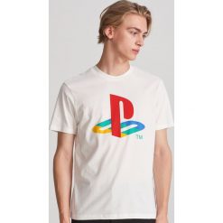 T-shirt z nadrukiem Playstation - Kremowy. Białe t-shirty męskie Reserved, xl, z nadrukiem, bez kołnierzyka. Za 59,99 zł.