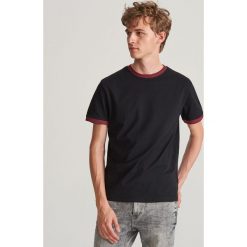 T-shirt z kontrastowym brzegiem - Czarny. Czarne t-shirty męskie Reserved, xs, bez wzorów, z kontrastowym kołnierzykiem. Za 29,99 zł.