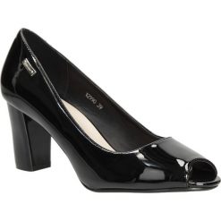 Czółenka peep toe na słupku sergio leone 12990. Czarne czółenka damskie Sergio Leone, bez wzorów, ze skóry ekologicznej, z otwartym noskiem, bez obcasa, na obcasie. Za 111,99 zł.