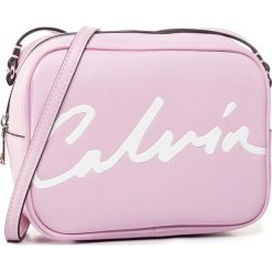Torebka CALVIN KLEIN JEANS - Ckj Sculpted Large Camera Bag K60K606573 TFS. Różowe listonoszki damskie Calvin Klein Jeans, bez wzorów, z jeansu, bez dodatków. Za 269,00 zł.
