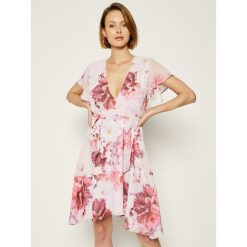 Sukienka letnia Marciano Guess Floral Bomb 0GG72Z 7120Z. Różowe sukienki damskie MARCIANO GUESS, na lato, z aplikacjami, bez kołnierzyka, bez rękawów. W wyprzedaży za 589,00 zł.