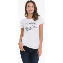 T-shirt w kolorze białym. Białe t-shirty męskie Denim Culture, m, z nadrukiem, z okrągłym kołnierzem. W wyprzedaży za 82,95 zł.
