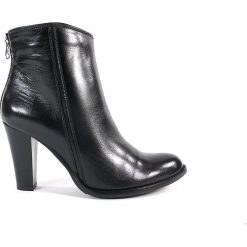 BOTKI DAMSKIE ACO 3218 CZAR. Botki damskie ACORD, ze skóry, bez obcasa, bez zapięcia. Za 209,00 zł.