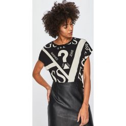 Guess Jeans - Top. Czarne bluzki damskie marki Guess Jeans, m, z aplikacjami, z dzianiny, casualowe, z okrągłym kołnierzem, z krótkim rękawem. Za 229,90 zł.