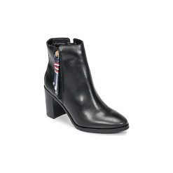 Botki Tommy Hilfiger CORPORATE TASSE. Czarne botki damskie marki TOMMY HILFIGER, z materiału, z okrągłym noskiem, na obcasie. Za 789,00 zł.
