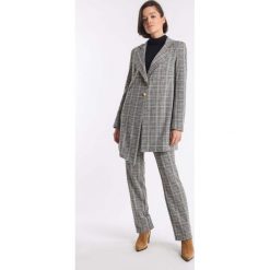 Kamelowa Elegancka Asymetryczna Marynarka w Kratę. Brązowe marynarki damskie Nommo, s, bez wzorów, z poliesteru. Za 253,90 zł.