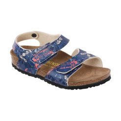Sandały w kolorze granatowym ze wzorem. Niebieskie sandały chłopięce Birkenstock, z materiału, z otwartym noskiem, bez zapięcia. W wyprzedaży za 179,95 zł.