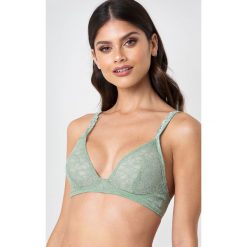 Andrea Hedenstedt x NA-KD Koronkowy biustonosz - Green. Zielone biustonosze marki Andrea Hedenstedt x NA-KD, z koronki. W wyprzedaży za 24,28 zł.
