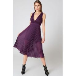 NA-KD Party Sukienka plisowana z głębokim dekoltem - Purple. Niebieskie sukienki koronkowe marki bonprix, w paski, z dekoltem w serek, moda ciążowa, plisowane. W wyprzedaży za 60,89 zł.