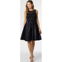 Vera Mont Collection - Sukienka damska, niebieski. Niebieskie sukienki damskie Vera Mont Collection, w koronkowe wzory, z satyny, eleganckie, bez kołnierzyka, bez rękawów. Za 899,95 zł.