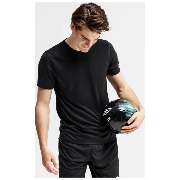 Umbro Koszulka Ss Silo Training Poly , czarny, rozmiar M. Czarne koszulki męskie Umbro, m, bez wzorów, z materiału, z klasycznym kołnierzykiem, bez rękawów, na fitness i siłownię. W wyprzedaży za 47,99 zł.