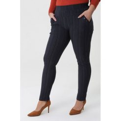 Granatowe Spodnie Manoora. Niebieskie jeansy damskie Born2be, xl, z dzianiny. Za 79,99 zł.