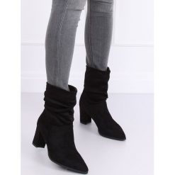 Botki z opadającą cholewką czarne 5582 BLACK. Czarne botki damskie obuwie damskie, z zamszu, bez obcasa, bez zapięcia. Za 115,67 zł.