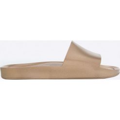 Melissa - Klapki Dorado. Żółte klapki damskie marki Melissa, bez wzorów, z materiału, bez obcasa. W wyprzedaży za 169,90 zł.
