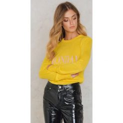 NA-KD Sweter z dzianiny Weekday - Yellow. Żółte swetry oversize damskie NA-KD, z dzianiny. W wyprzedaży za 60,89 zł.