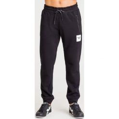 SPODNIE DRESOWE EMPORIO ARMANI. Czarne spodnie męskie m, z nadrukiem, z dresówki. Za 509,40 zł.