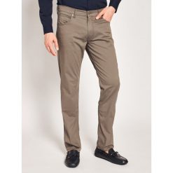 Spodnie materiałowe Wrangler Greensboro W15QWA172. Pomarańczowe jeansy męskie Wrangler, m, bez wzorów. W wyprzedaży za 199,00 zł.
