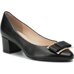 Półbuty HÖGL - 8-104080 Black 0100. Czarne półbuty damskie HÖGL, z aplikacjami, ze skóry, eleganckie, bez obcasa, na obcasie, bez zapięcia. W wyprzedaży za 499,00 zł.