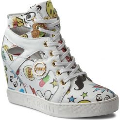 Sneakersy CARINII - B3909 J97-G34-000-B88. Białe półbuty damskie Carinii, na co dzień, bez wzorów, ze skóry, bez obcasa, na koturnie, bez zapięcia. W wyprzedaży za 219,00 zł.