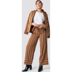 NA-KD Classic Szerokie spodnie w paski - Brown. Brązowe spodnie damskie NA-KD Classic, z podwyższonym stanem. Za 161,95 zł.